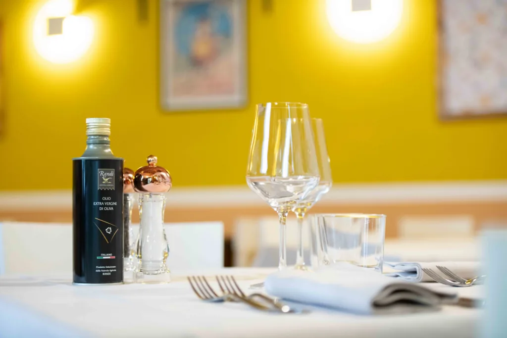 La tavola apparecchiata con l'olio della casa